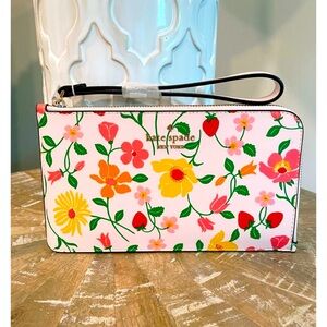 Kate Spade Lucy garden strawberry medium wristlet wallet pink 🍓🌸